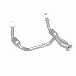 Load image into Gallery viewer, MagnaFlow Conv Direct Fit OEM 2005 GMC Sierra/Chevrolet Silverado 1500/Cadillac Escalade Underbody
